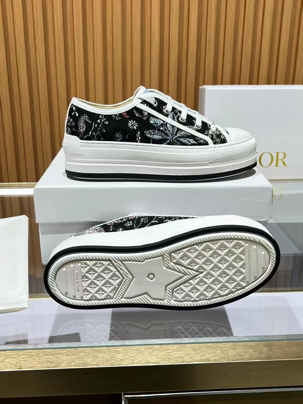 👟👟Ex-factory price 520👟👟 Walk‘n’Dior embroidered mid-top casual shoes are new in 2025. On the fashion stage, Dior embroidered shoes are the well-deserved protagonist. Delicate stitching is used on the upper, every stitch is devoted to the craftsman's efforts, and every thread is woven with artistic poetry. From complex floral patterns to smart geometric textures, embroidery is like the magic that gives shoes life, allowing them to show dynamic beauty even in static conditions.   Wearing Dior embroidered shoes feels like stepping into a dream world full of art. It is not only a pair of shoes, but also a walking piece of art that perfectly integrates fashion and culture. Whether you are strolling on the bustling city streets or attending important social occasions, Dior embroidered shoes can add unique charm to your style and become the focus of everyone's attention.   Choosing Dior embroidered shoes means choosing a persistent pursuit of quality and a unique understanding of fashion. Let it accompany you through every wonderful moment and leave your own fashion mark.  Material: Sheepskin lining, feet, silk cowhide, size 35-41, heel height 5cm